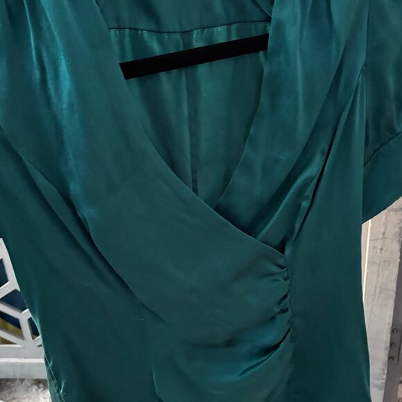 Elegant short sleeves blouse Banana Republic. 95% silk. V neck. Size 2P. - Picture 9 of 13